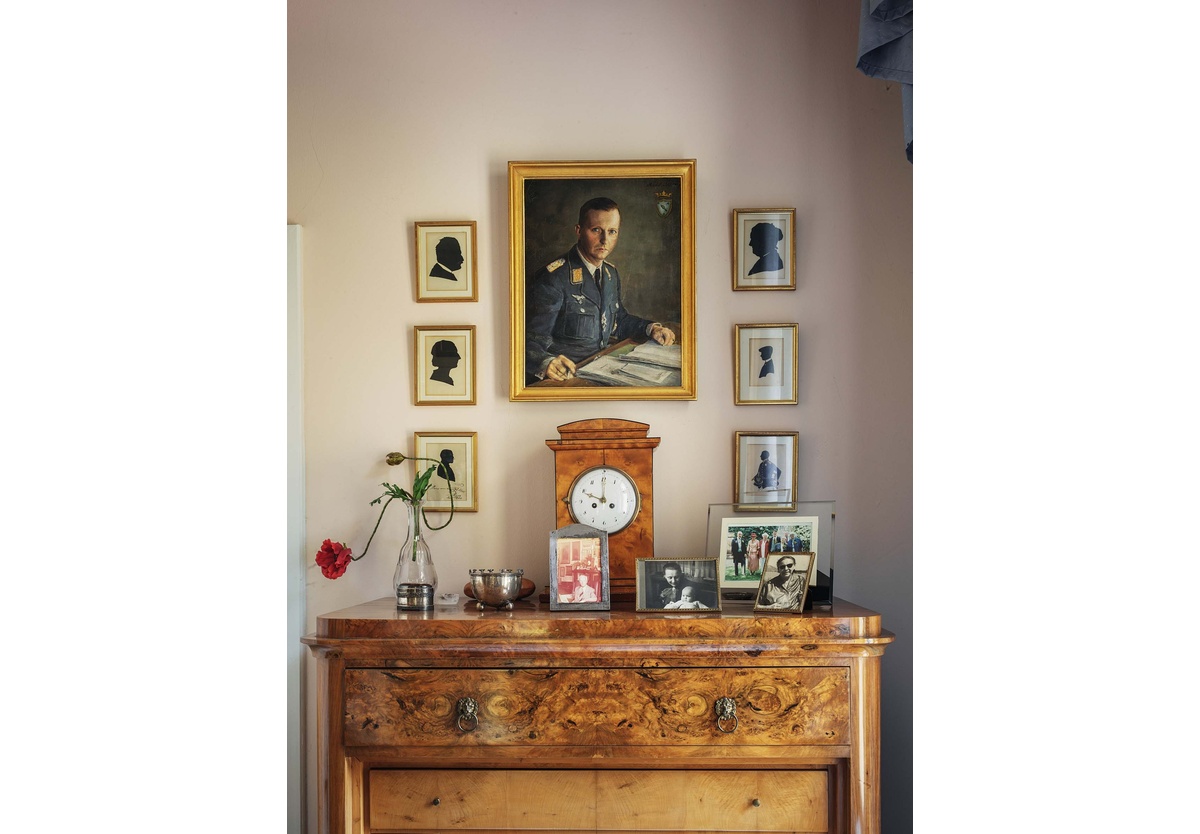 Pieter Hugo - Photos and memorabilia inside the estate of a professor, Groß Pankow, 2017